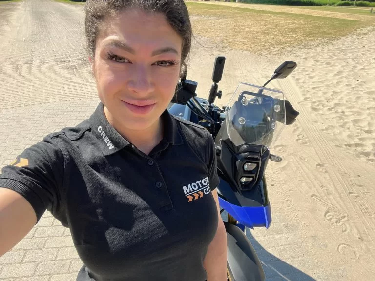 blauw suzuki v strom 800DE lifestyle