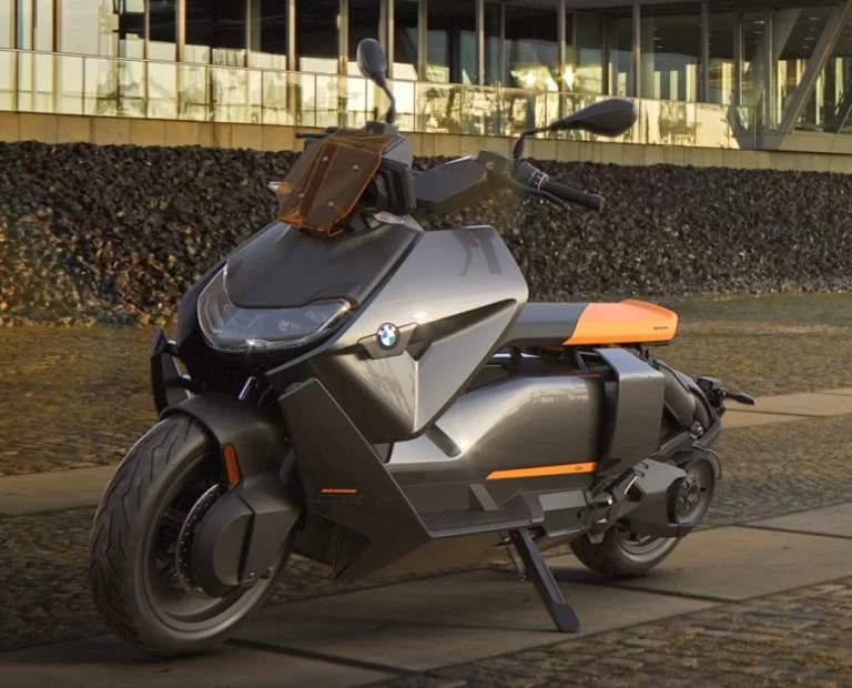 Lifestyle foto van de elektrische bmw ce 04 motorscooter