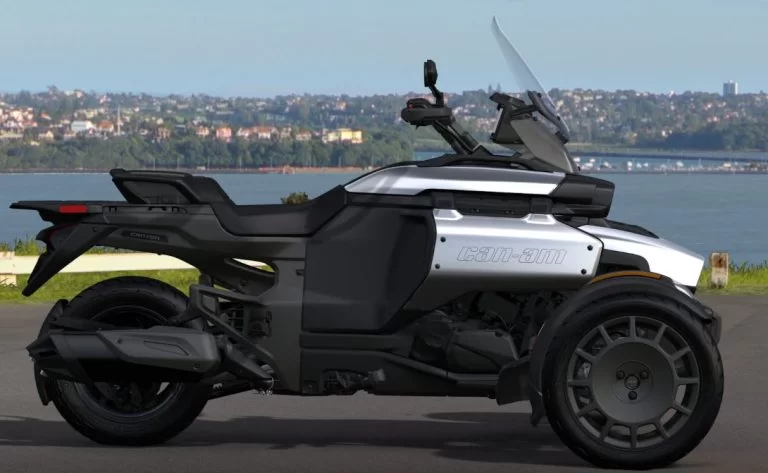 De Canyon geparkeerd op het asfalt.