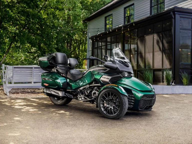 Can-Am Spyder met voor een gebouw.