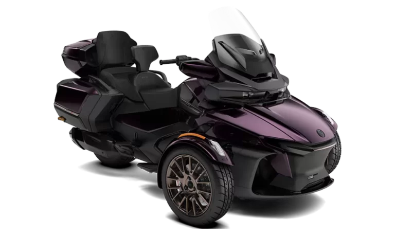 Spyder RT sea to sky in een witte studio