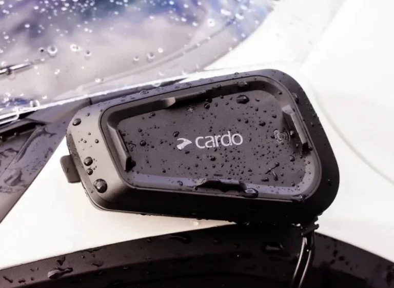 Cardo Spirit HD communicatiesysteem met regendruppels op een motorhelm