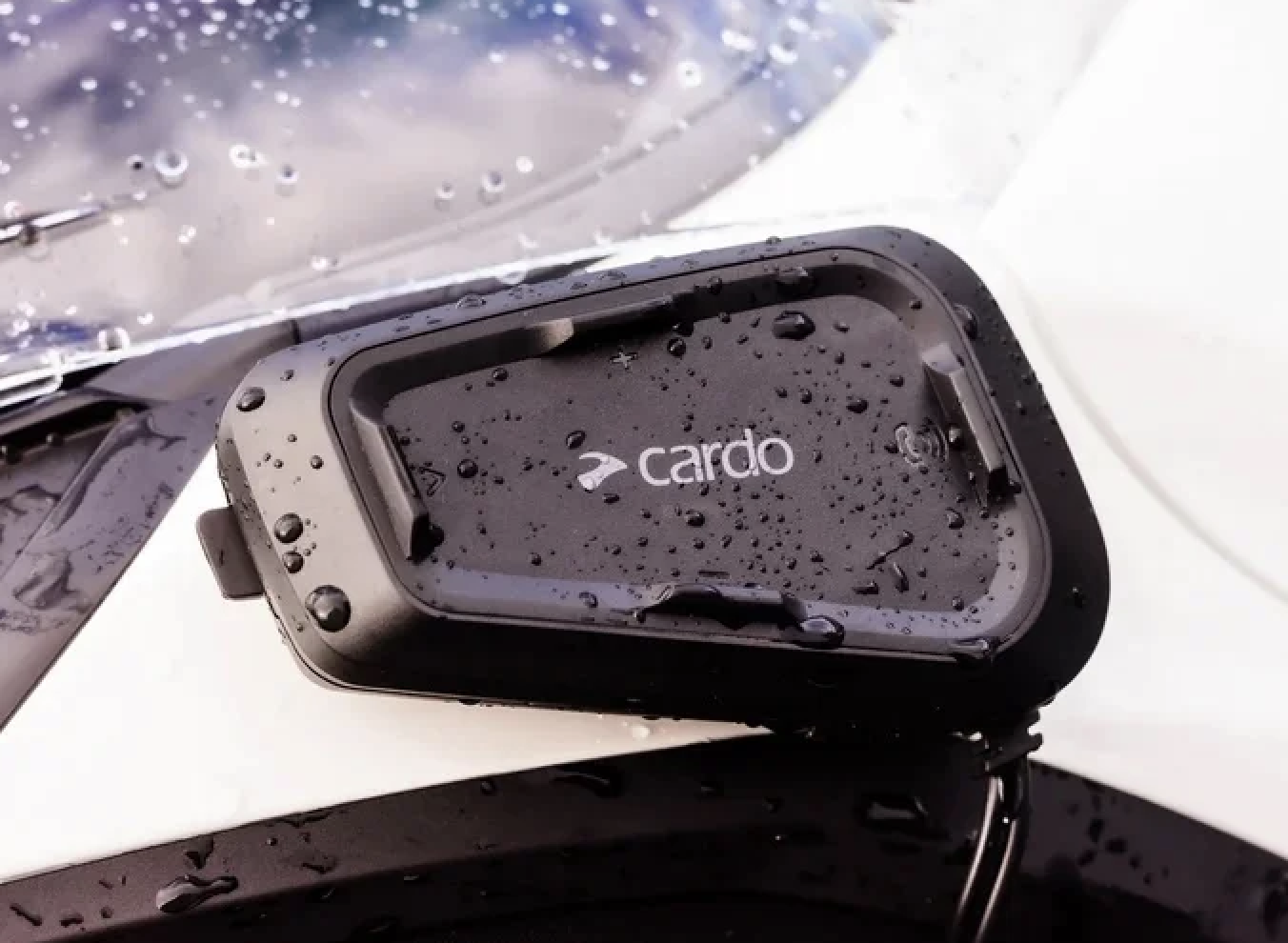 Cardo Spirit HD communicatiesysteem met regendruppels op een motorhelm