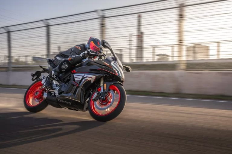 cfmoto 450 sr op het circuit