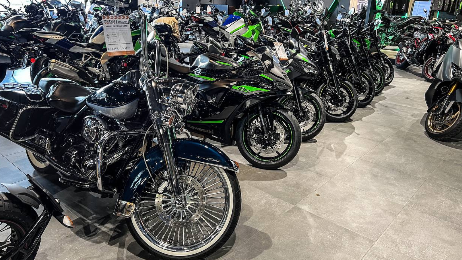 Motoren in de showroom van Motorcity Amsterdam