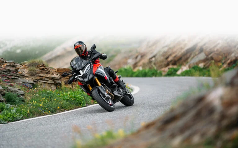 Ducati Multistrada V4 Pikes Peak in een bocht op asfalt