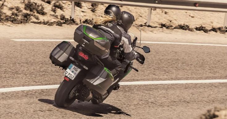 actiefoto van motorrijders op een toermotor de-beste-toermotoren-2023