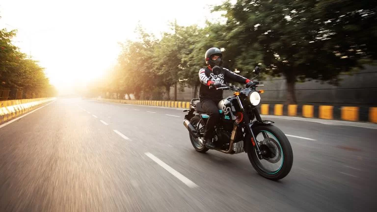 Lifestyle-foto Royal Enfield's Scram 411 op een snelweg