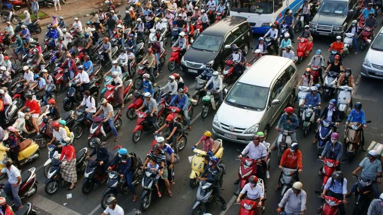 Heel druk verkeer met veel motoren in bangkok.