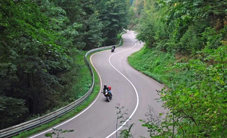 Zwarte-woud-route. Motorroute door het zwarte woud van Duitsland