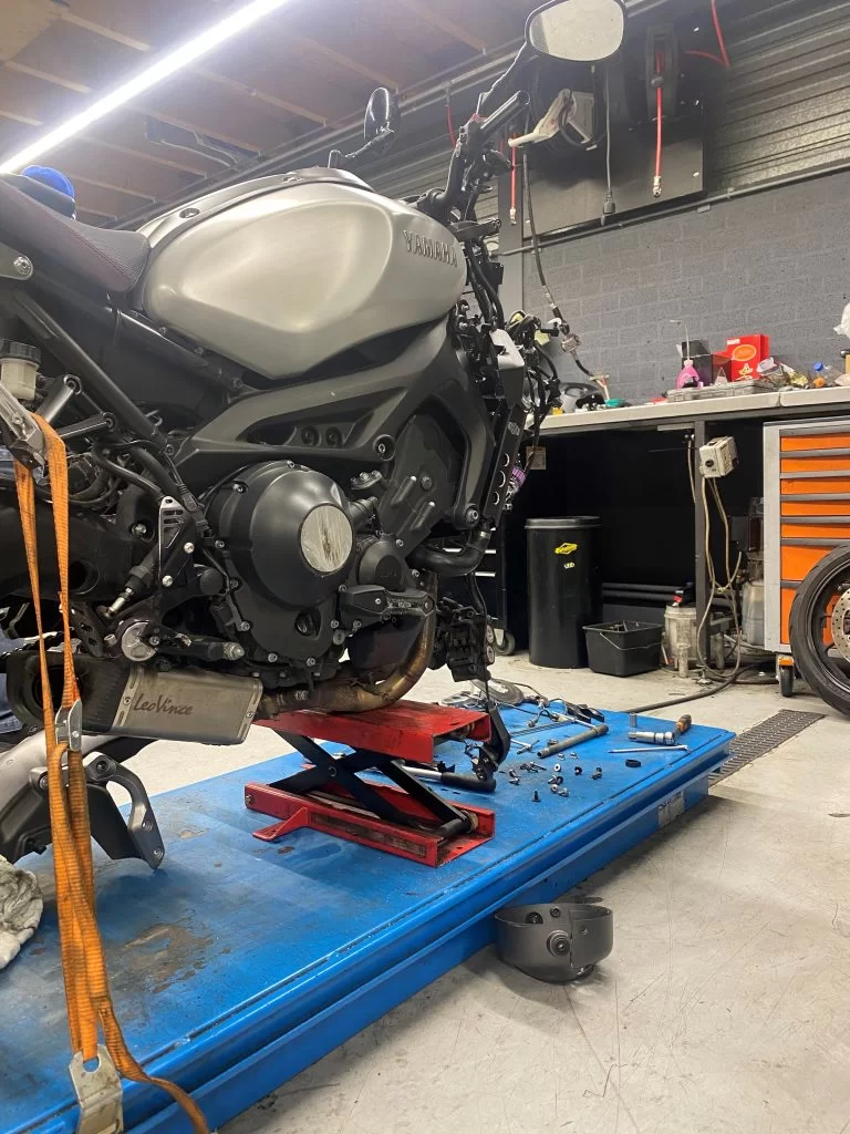 motor op een brug voor onderhoud