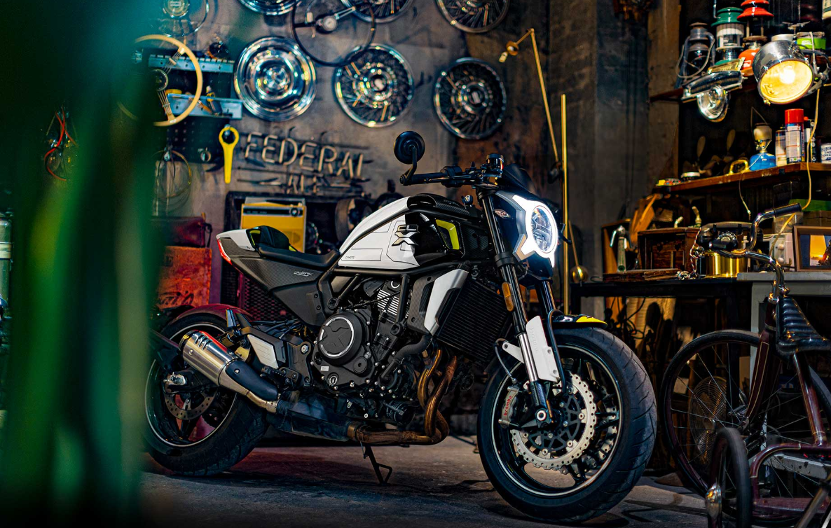 close up van een cf moto CL 700 X sport in een garage