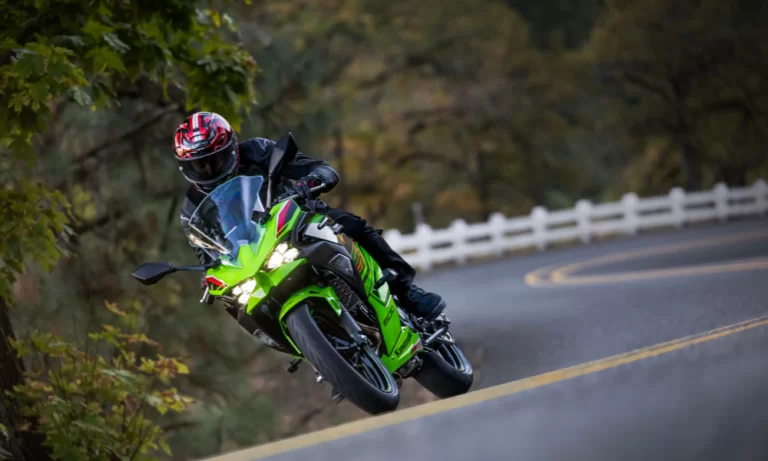 Kawasaki motor in de bocht op de weg