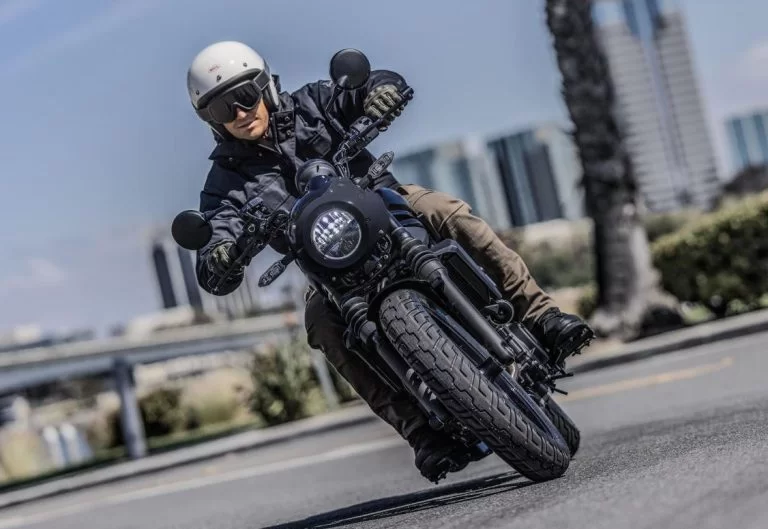 Eliminator 500 SE rijdend in de bocht