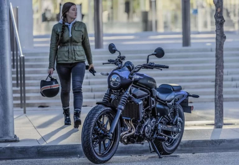 Eliminator 500 SE geparkeerd voor een trap