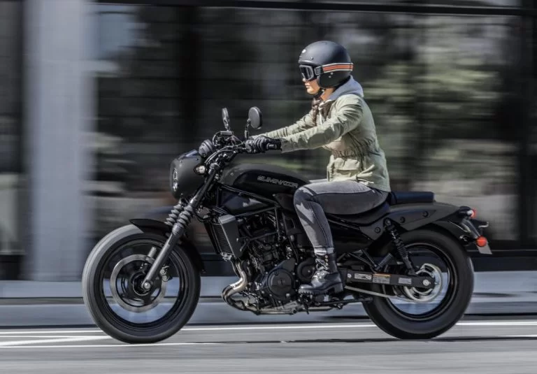 Kawasaki cruiser rijdend op straat