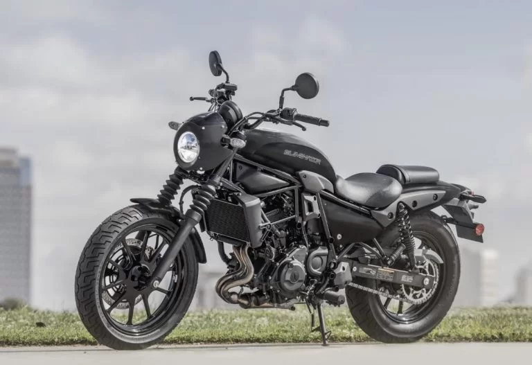 Kawasaki zwarte cruiser geparkeerd op het asfalt