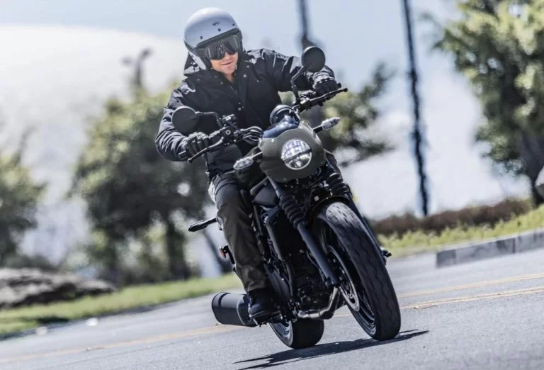 Kawasaki zwarte cruiser rijdend op straat