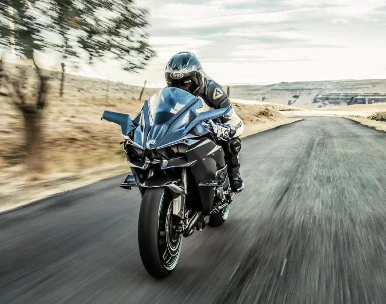 Kawasaki Ninja rijdend op het asfalt