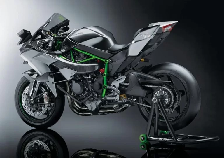 Kawasaki Ninja in donkergrijze studio