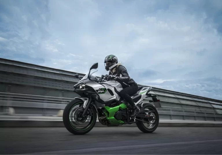 Kawasaki motor rijdend over de weg.