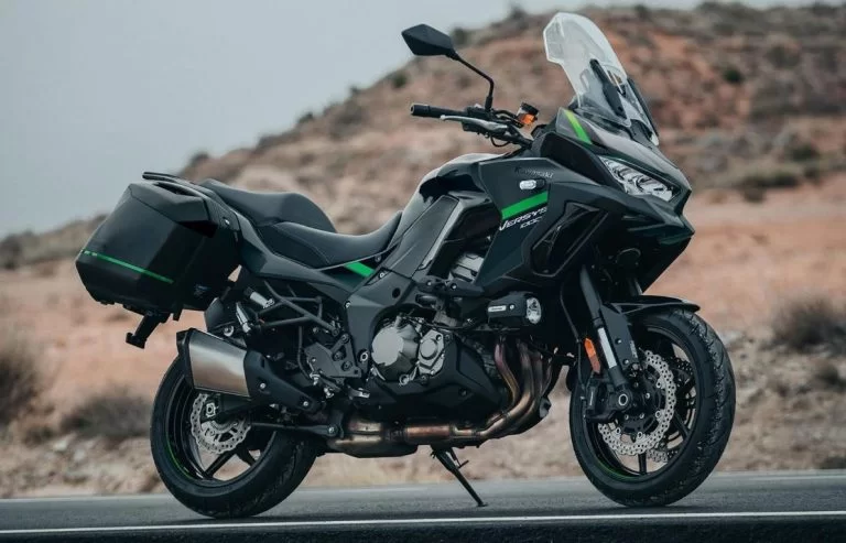 Kawasaki Versys in een mooi landschap.