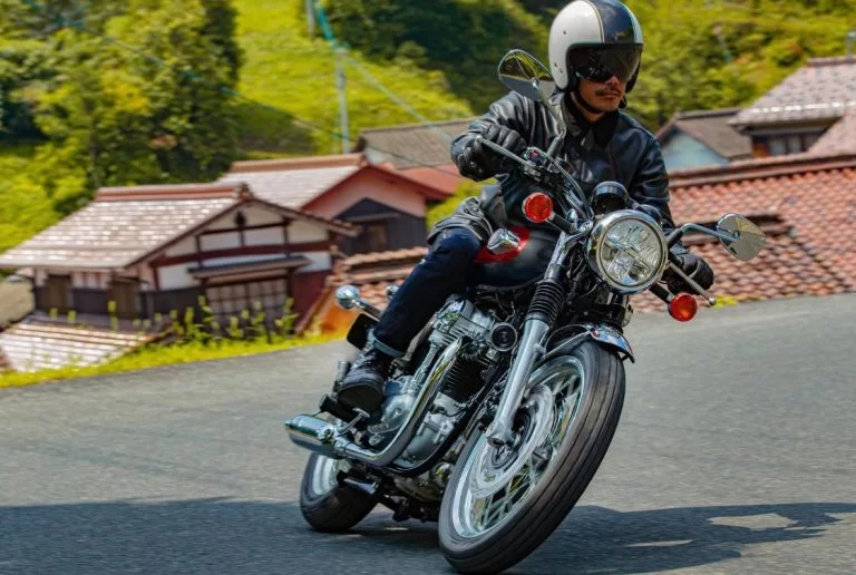 Kawasaki W800 rijdend op straat.