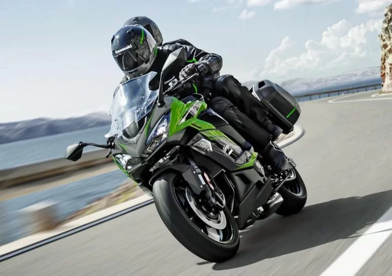 Kawasaki sport tour motor met water op de achtergrond