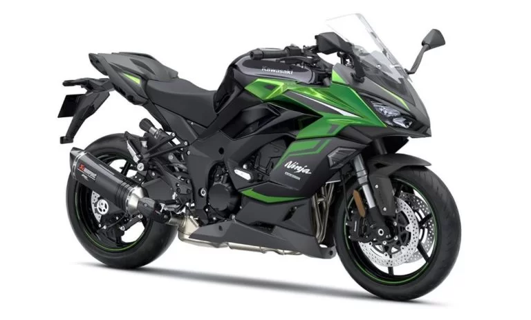 Kawasaki motor in witte studio