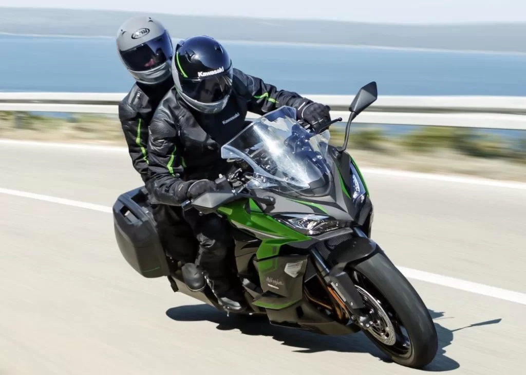 Ninja 1000SX rijdend met water op de achtergrond