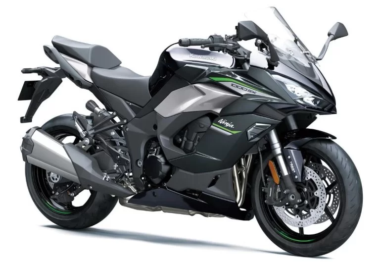 zwarte Kawasaki motor in witte studio