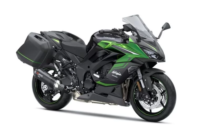 Kawasaki sport tourmotor in witte studio