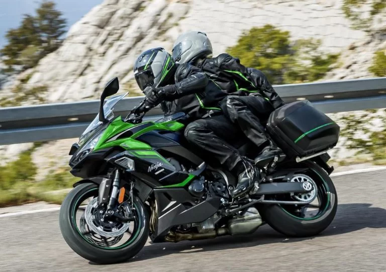 Kawasaki sport tour motor op de weg met bergen op de achtergrond