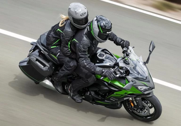 Ninja 1000SX motor rijdend over de weg
