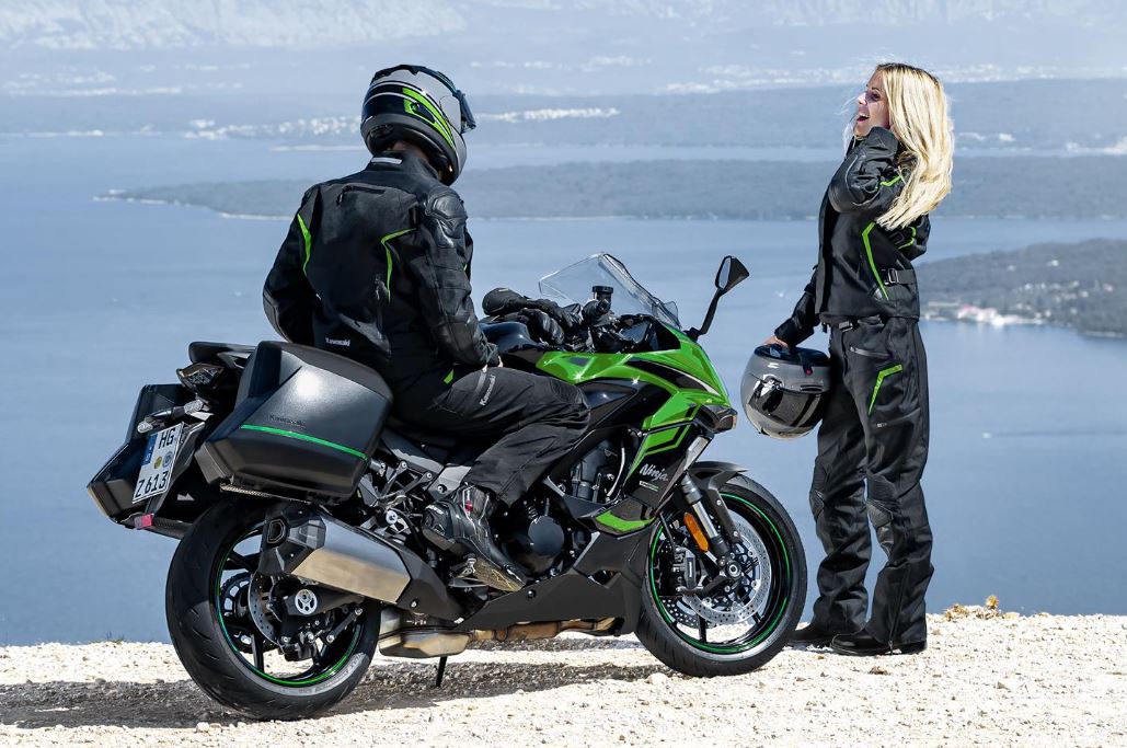 Kawasaki sport tourmotor met water op de achtergrond