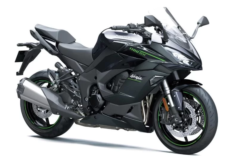 Ninja in een witte studio.