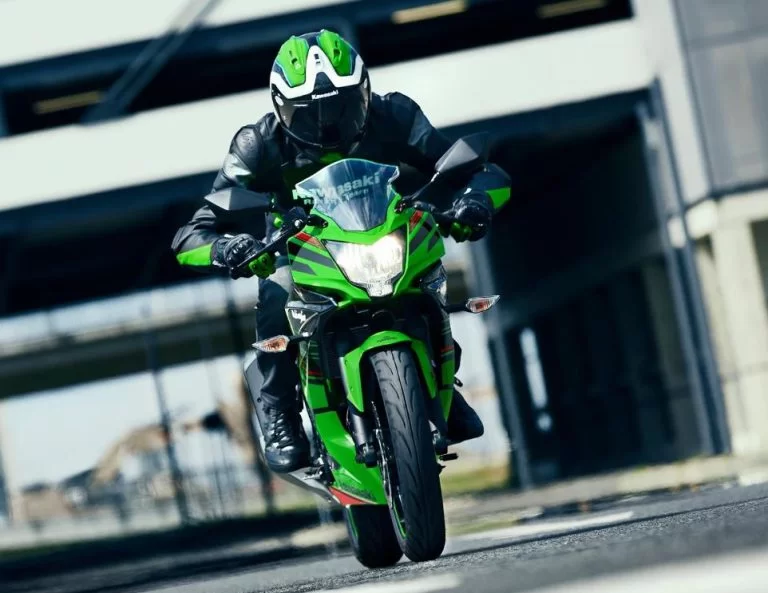 Kawasaki supersport met gebouw op de achtergrond