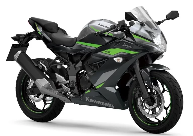 Kawasaki motor in witte studio