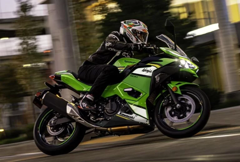 Rijdende Ninja 500 SE.