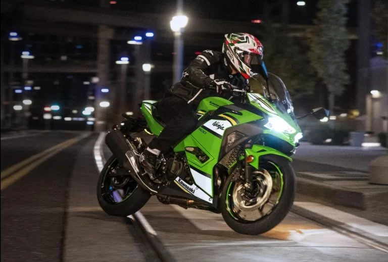 Rijdende Ninja 500 SE.
