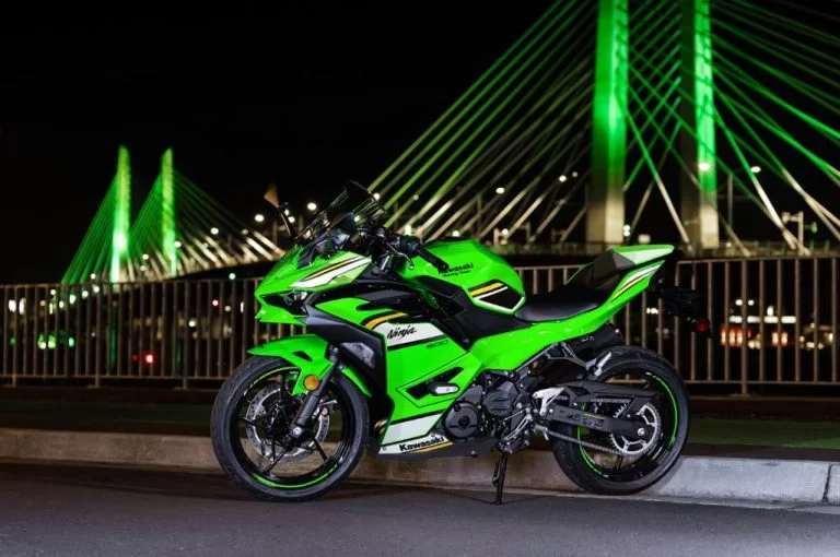 Ninja 500 SE stilstaand.