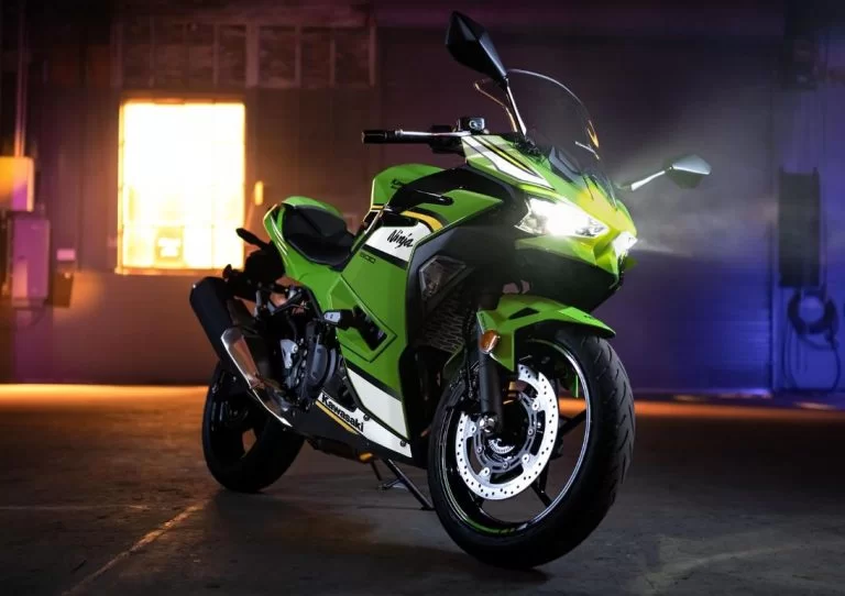 Ninja 500 SE stilstaand.