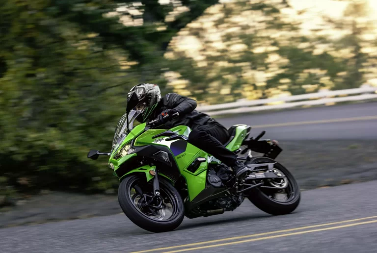 Ninja 500 se rijdend over straat.