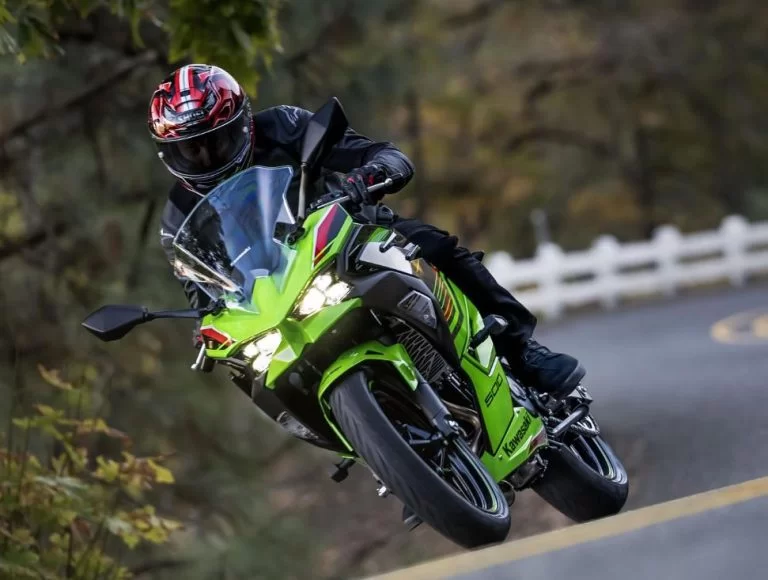 Kawasaki motor met bos op de achtergrond