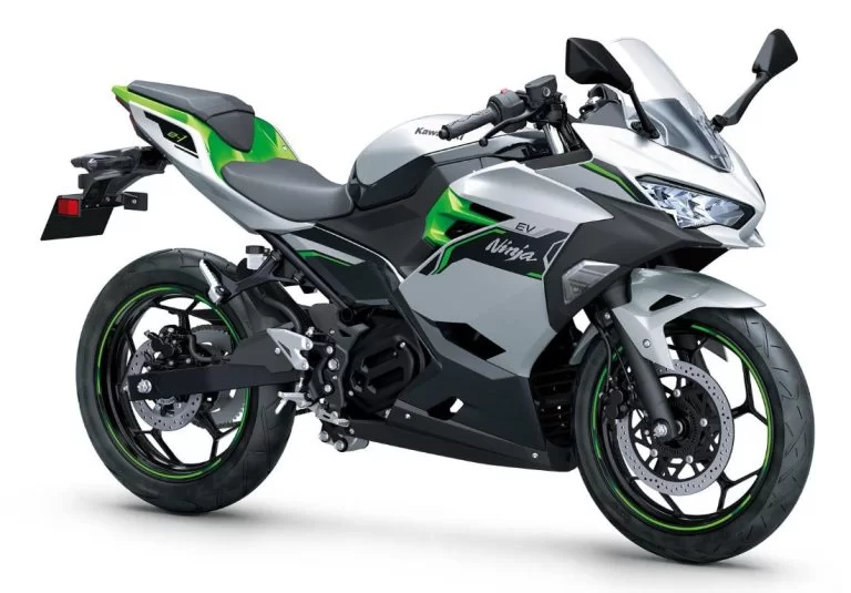 Elektrische Kawasaki in een witte studio