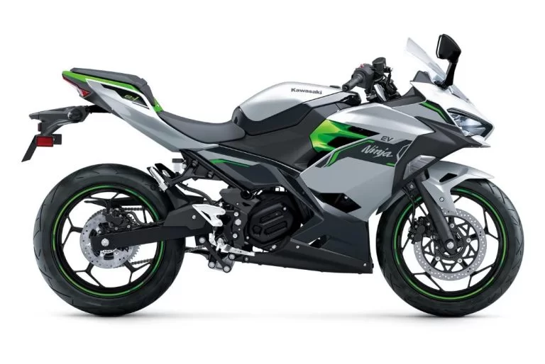 Elektrische Kawasaki in een witte studio