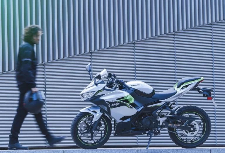 Elektrische Kawasaki geparkeerd voor gebouw