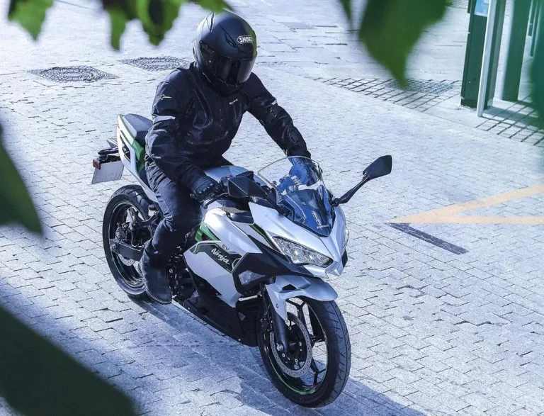 Elektrische Ninja rijdend in de stad