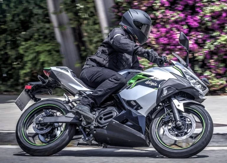 Elektrische Ninja rijdend op straat