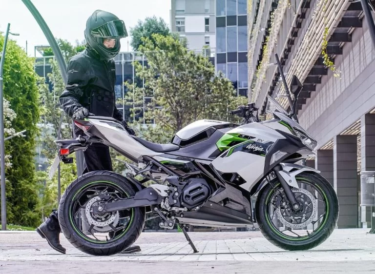 Elektrische Ninja geparkeerd in de stad